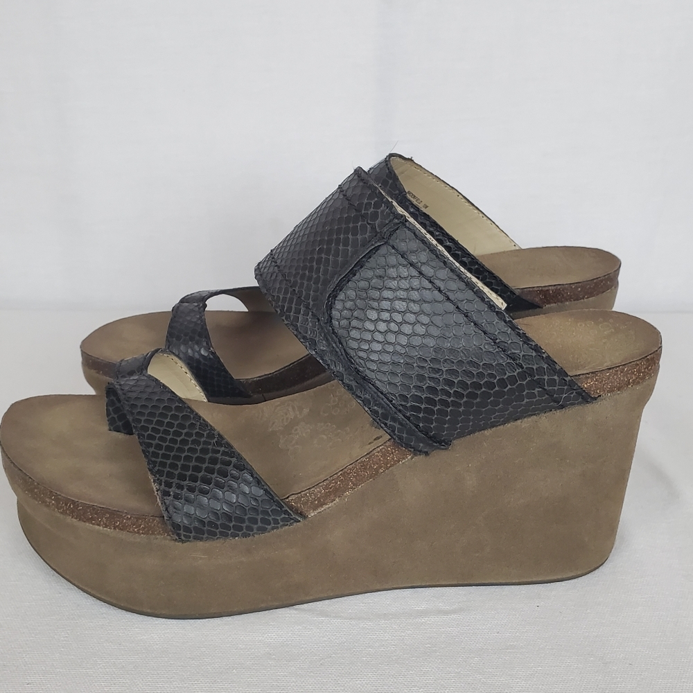 OTBT sz 10 Leather wedge platform snakeskin sandal